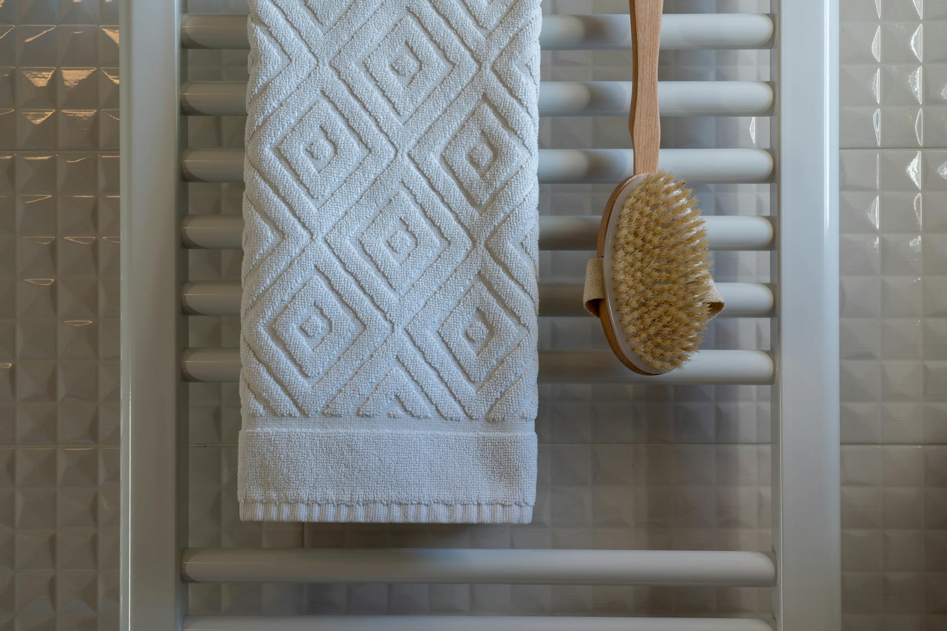 fluffy towels and bath mats in luxurious bathroom