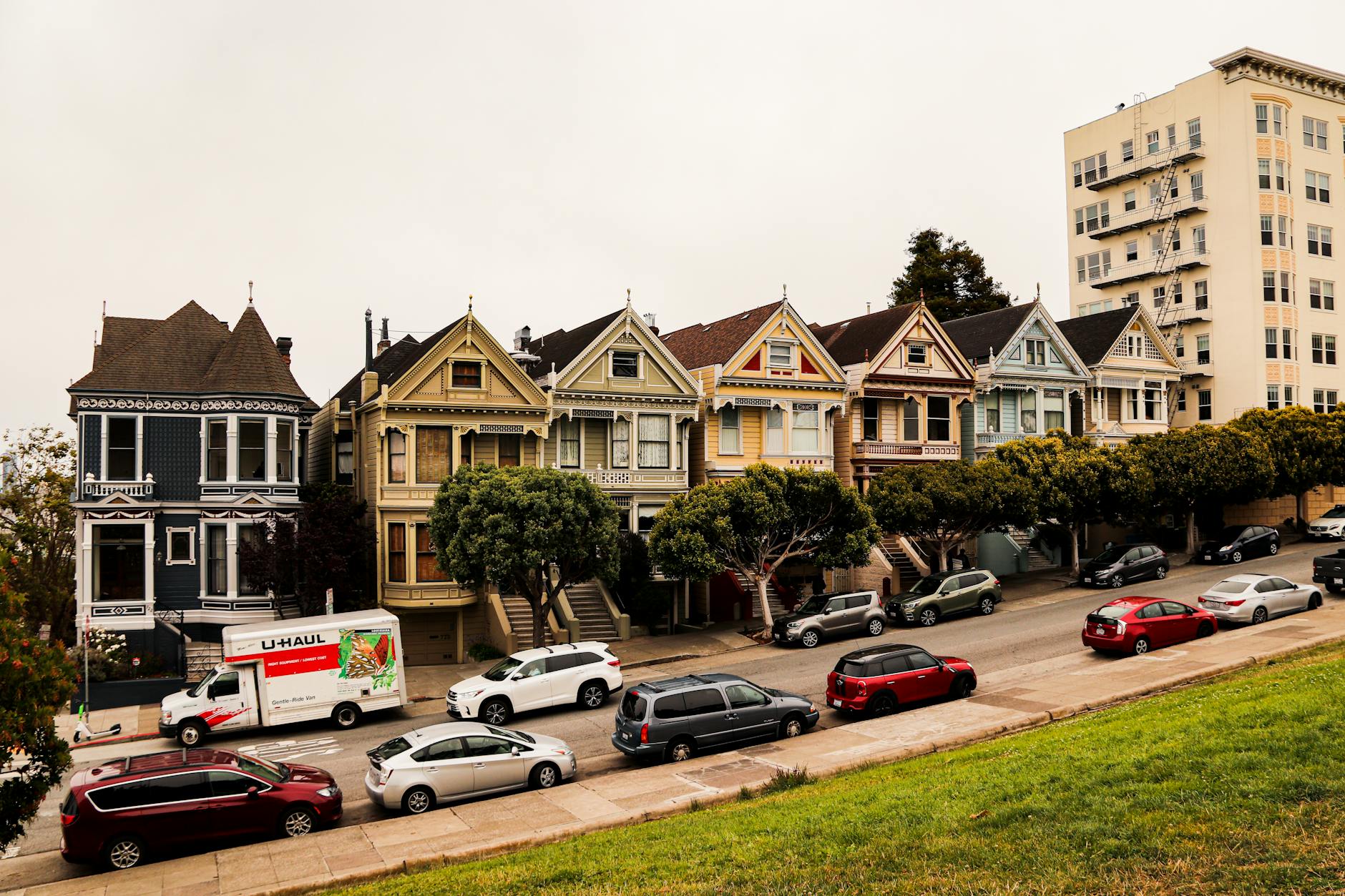 San Francisco cable car in front of Victorian houses