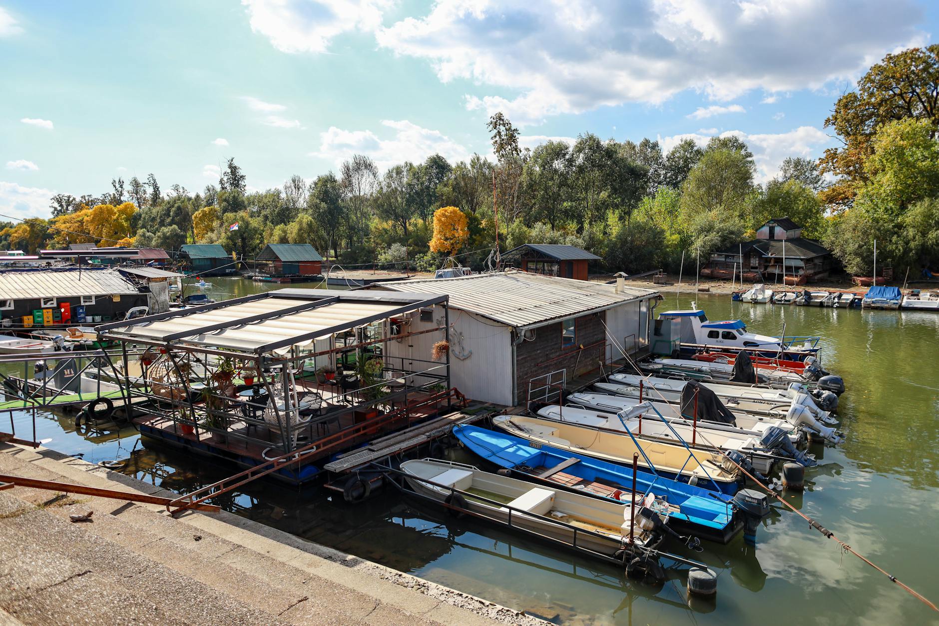 eco-friendly floating house features