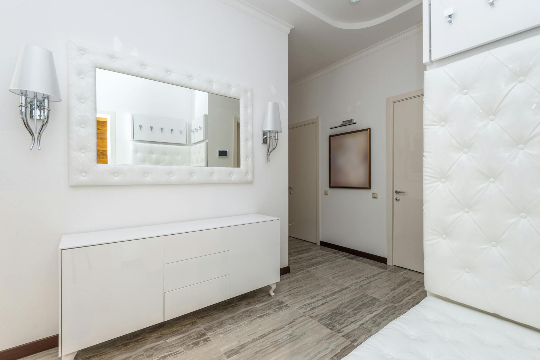 decorating small spaces with light colors and mirrors