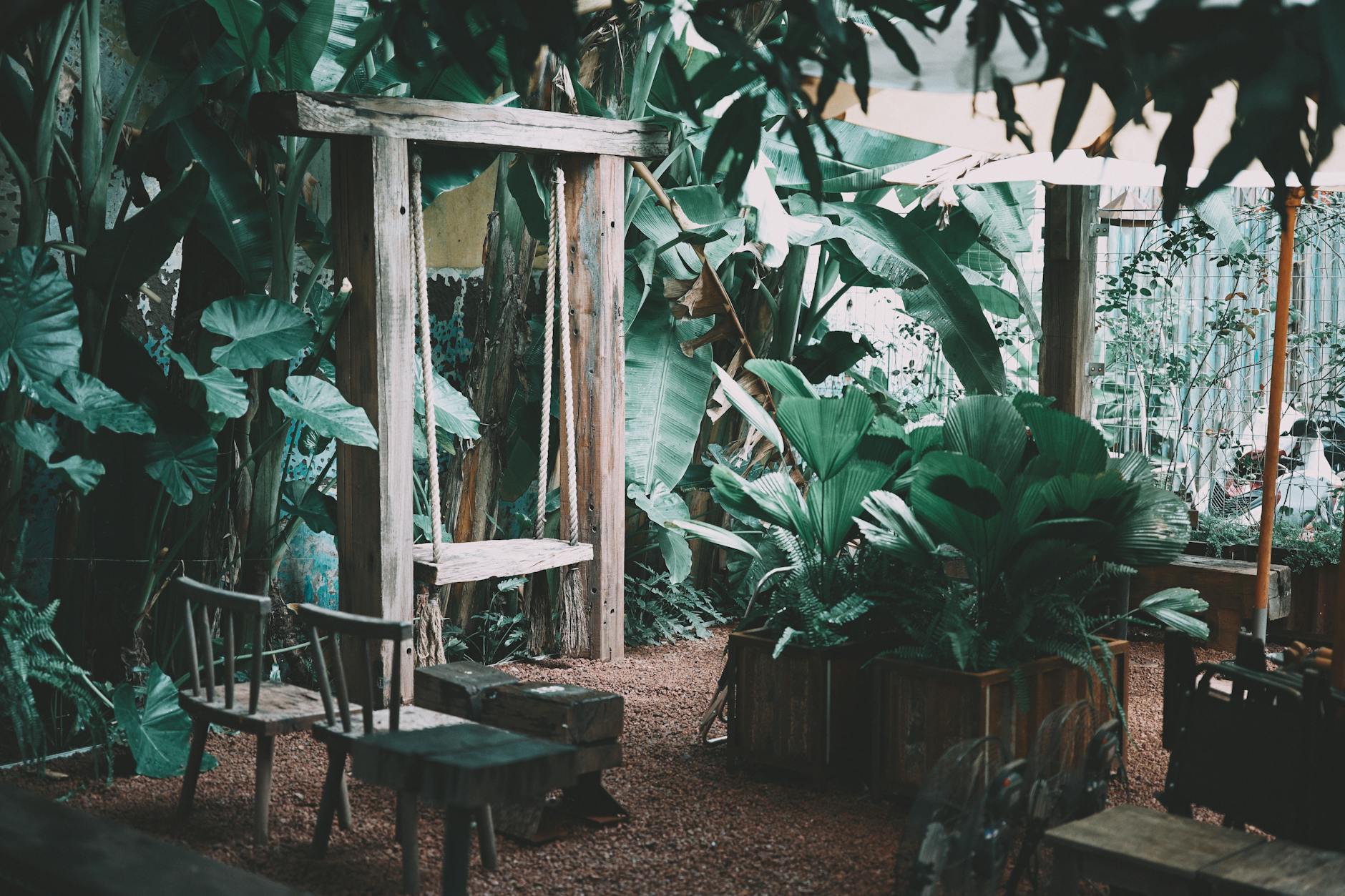 hidden garden in a busy city, urban oasis, green space
